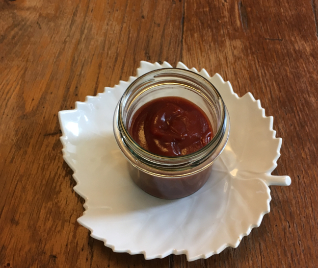 Hagebutten-Ketchup im Schraubglas