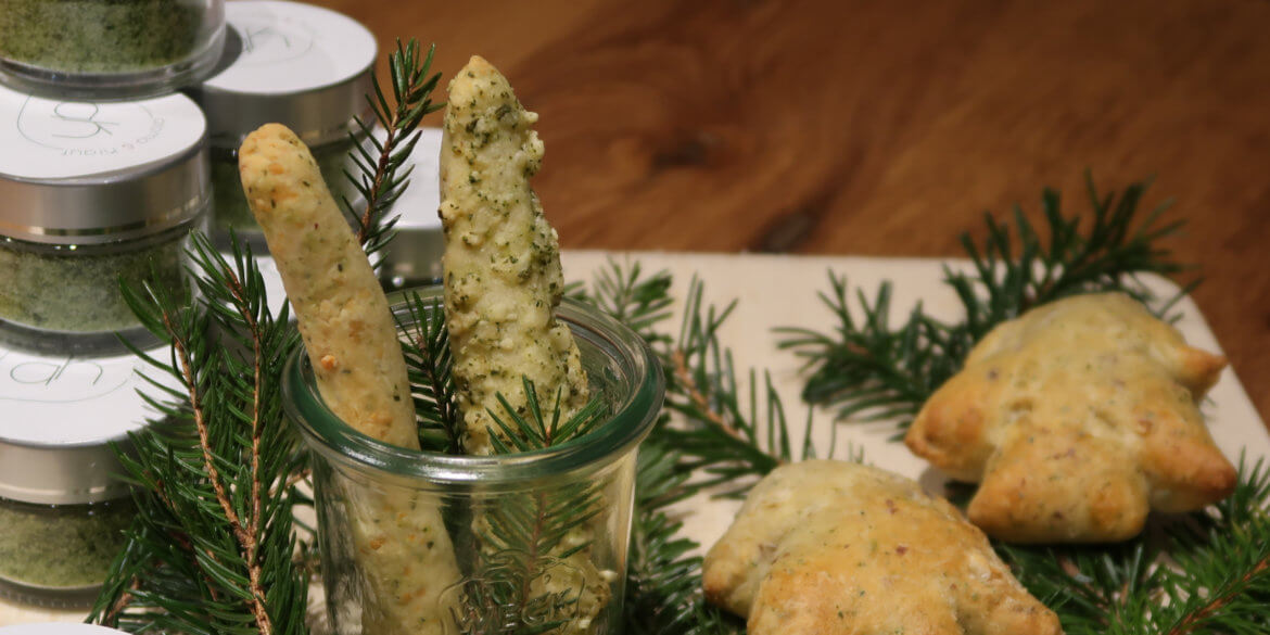 Fichtensalz, Tannenbaum-Brötchen und Käseknuperstangen mit Tannenzweigen